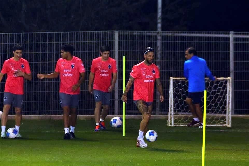 El histórico central español Sergio Ramos entrenó el lunes por primera vez en las instalaciones de El Barrial.