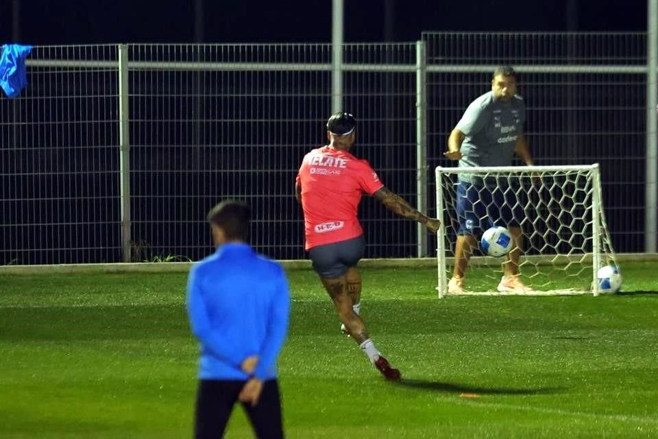 El histórico central español Sergio Ramos entrenó el lunes por primera vez en las instalaciones de El Barrial.