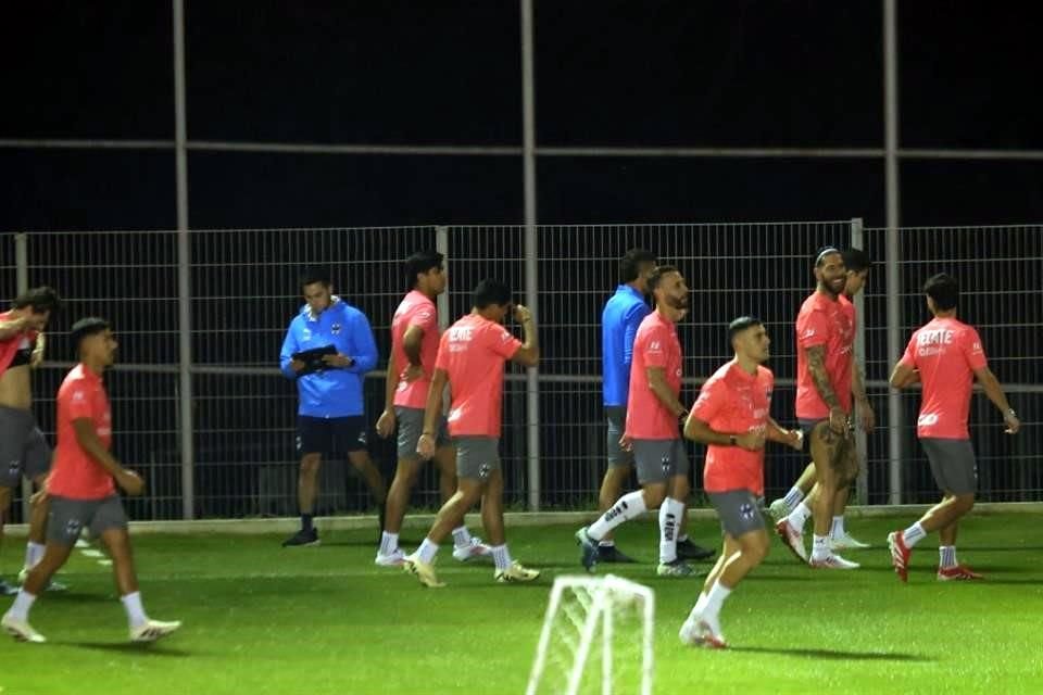 El histórico central español Sergio Ramos entrenó el lunes por primera vez en las instalaciones de El Barrial.