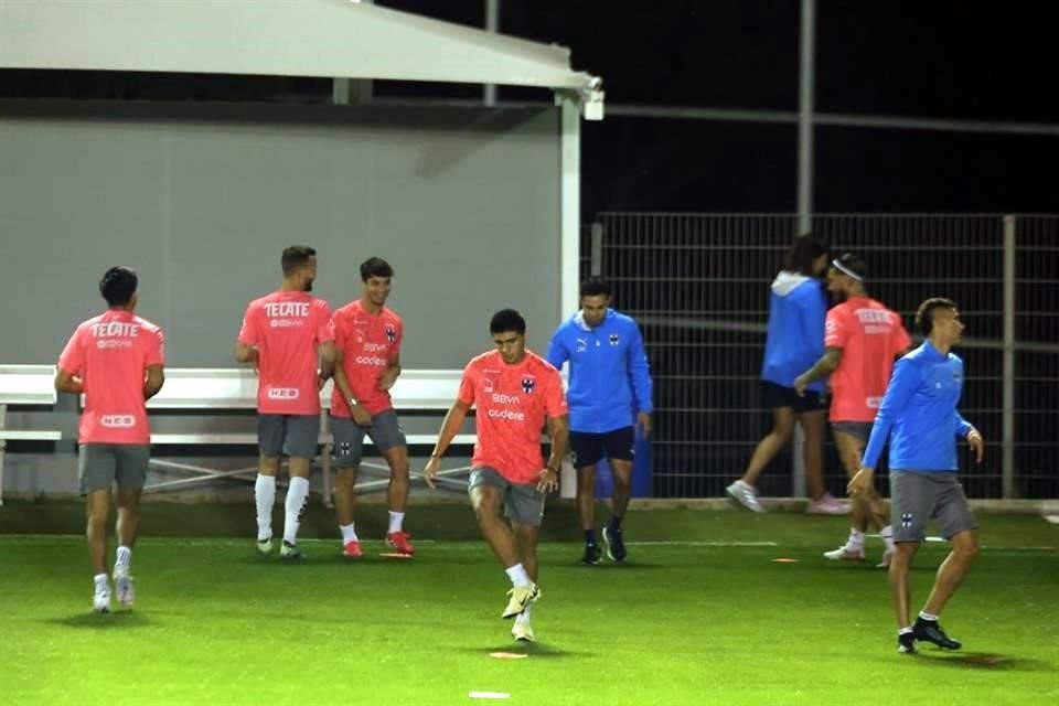 El histórico central español Sergio Ramos entrenó el lunes por primera vez en las instalaciones de El Barrial.