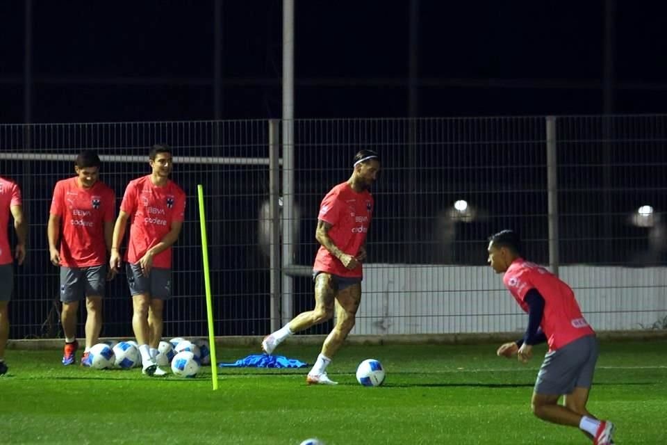 El histórico central español Sergio Ramos entrenó el lunes por primera vez en las instalaciones de El Barrial.