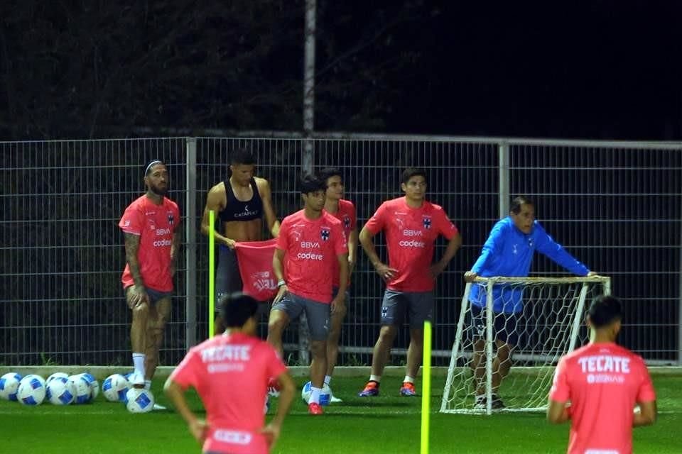 El histórico central español Sergio Ramos entrenó el lunes por primera vez en las instalaciones de El Barrial.