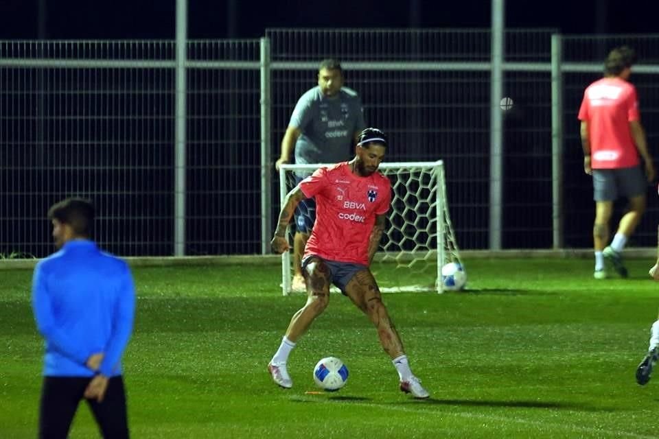 El histórico central español Sergio Ramos entrenó el lunes por primera vez en las instalaciones de El Barrial.