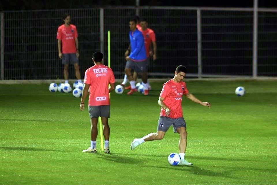 El histórico central español Sergio Ramos entrenó el lunes por primera vez en las instalaciones de El Barrial.