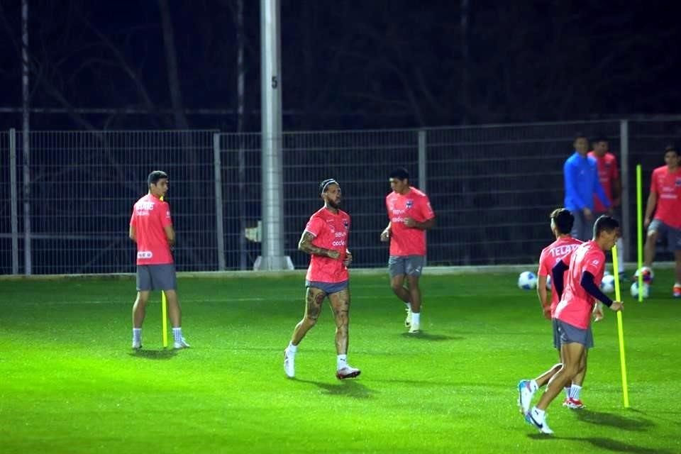 El histórico central español Sergio Ramos entrenó el lunes por primera vez en las instalaciones de El Barrial.