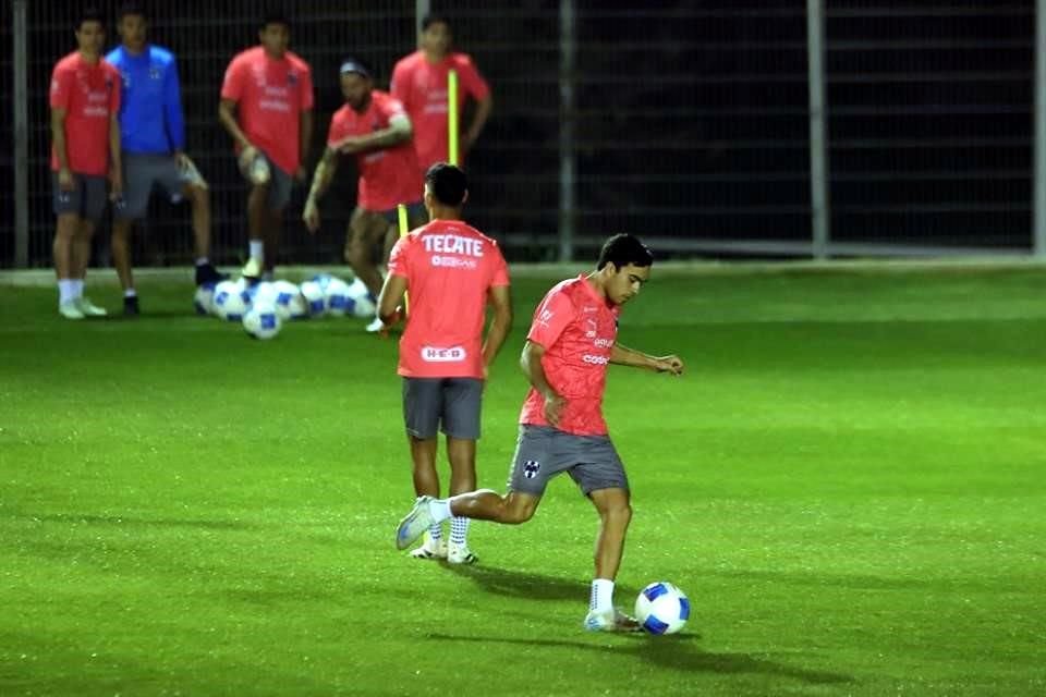 El histórico central español Sergio Ramos entrenó el lunes por primera vez en las instalaciones de El Barrial.