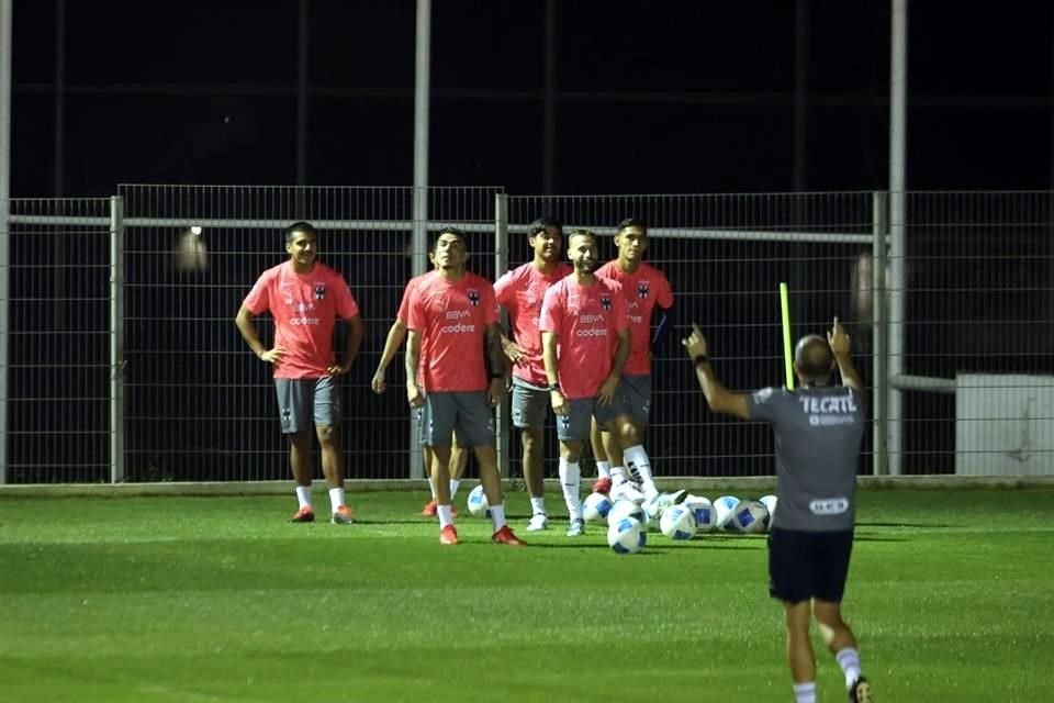 El histórico central español Sergio Ramos entrenó el lunes por primera vez en las instalaciones de El Barrial.