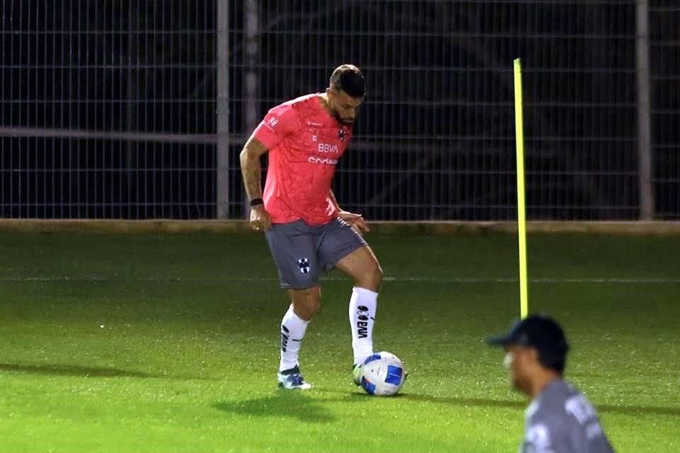 El histórico central español Sergio Ramos entrenó el lunes por primera vez en las instalaciones de El Barrial.