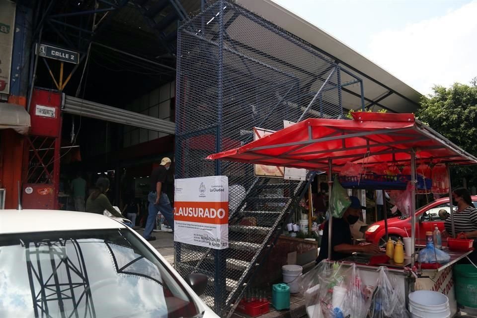 Aunque hay sellos de clausura, las obras avanzan.