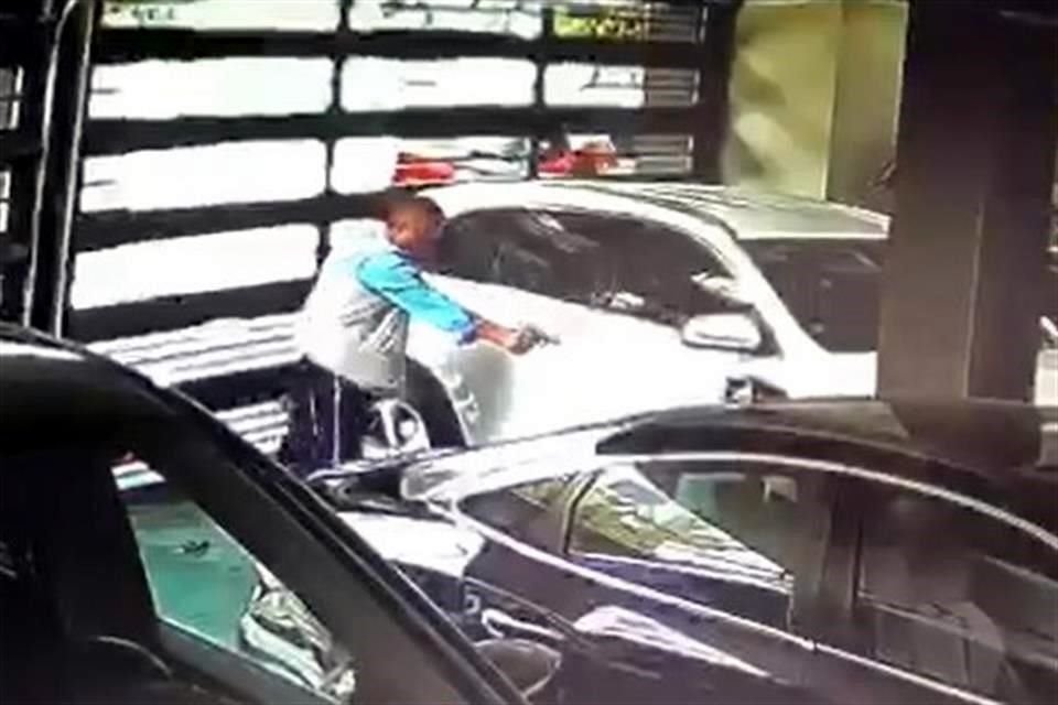 Una cámara de seguridad de la residencia captó cuando el escolta disparó en repetidas ocasiones contra el chofer, identificado como Mario Oviedo Gallegos, de 41 años.