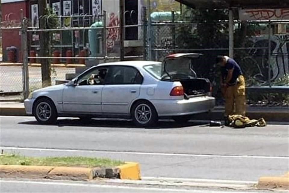 Denicio Lozano fue fotografiado el miércoles cuando llegó en su vehículo a combatir el incendio en una empresa filial de Protexa.