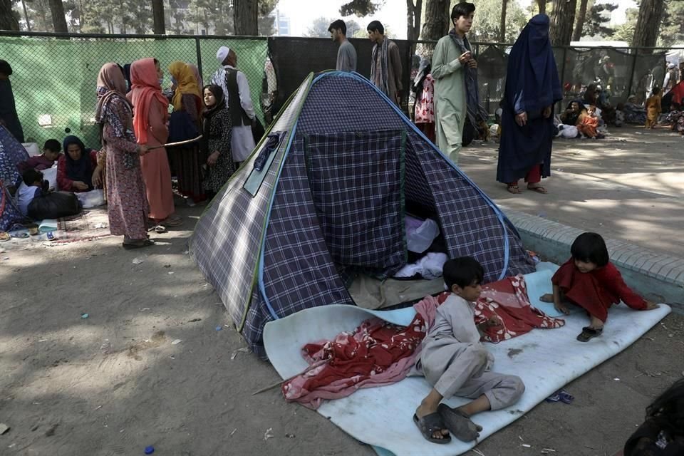 Habitantes del norte de Afganistán, desplazados por el avance de los talibanes, se refugian en Kabul.