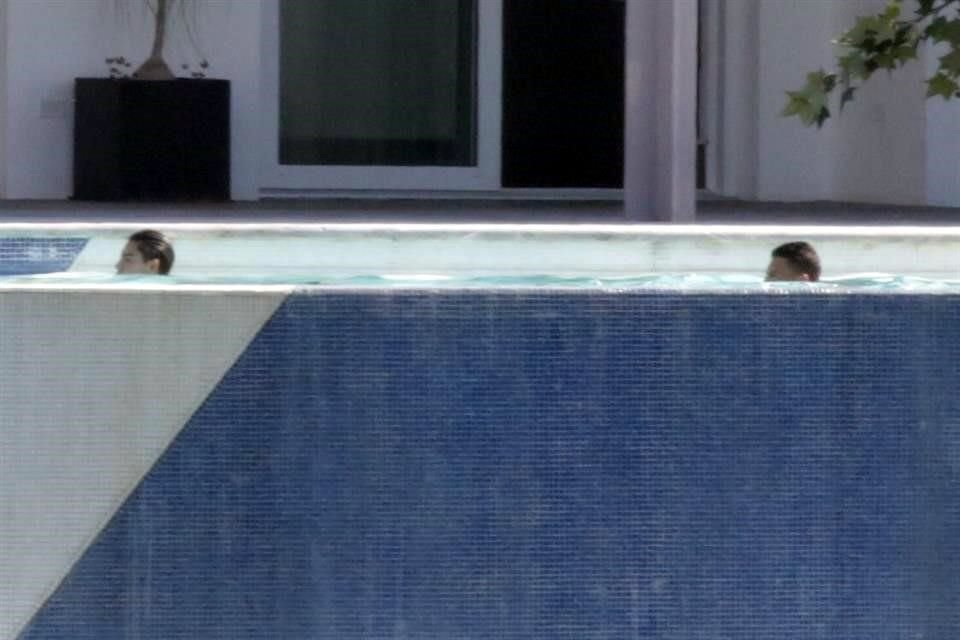 Erick Aguirre (izq.) y Héctor Moreno (der.) tuvieron una sesión en la alberca de El Barrial este viernes.