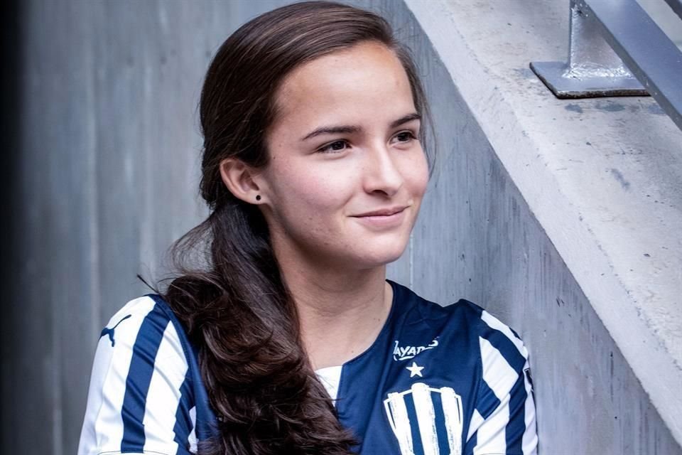 Valeria del Campo ya posó con los colores de su nuevo equipo, las Rayadas del Monterrey.