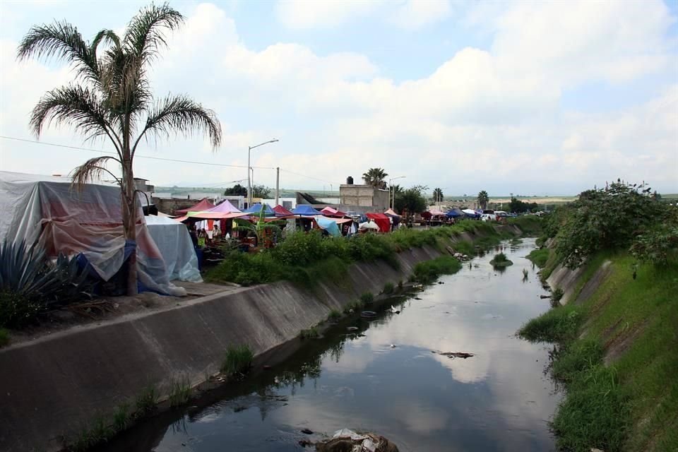 Cuando se estaban instalando en el tianguis, los vendedores descubrieron el cadáver de un hombre que flotaba en aguas negras.