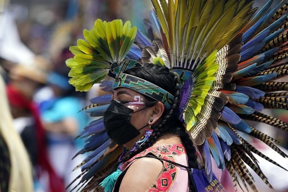 Ajenos al programa institucional, decenas de calpullis de danza tomaron el Zócalo en el aniversario 500 de la caída mexica.