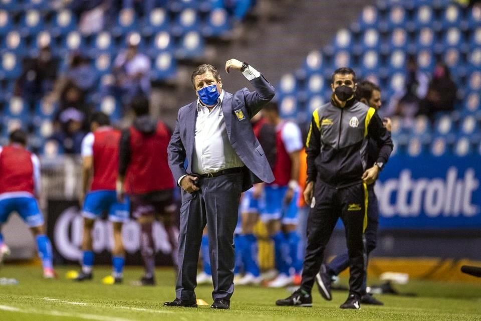 Miguel Herrera no está logrando que su equipo prenda.