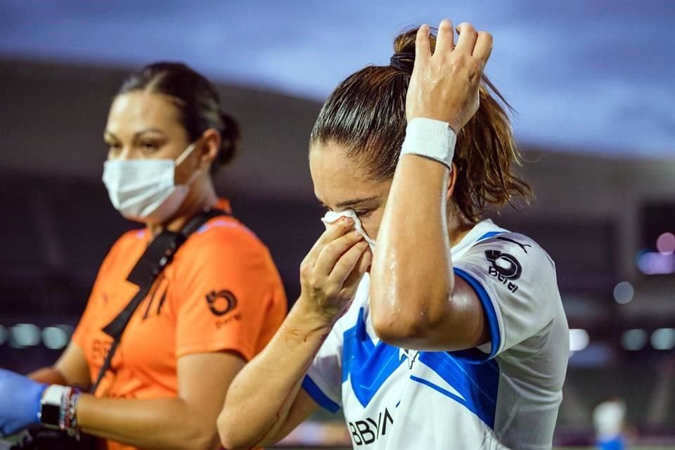 Desirée Monsiváis sufrió un corte en la nariz; fue atendida por el cuerpo médico, pero volvió al partido.