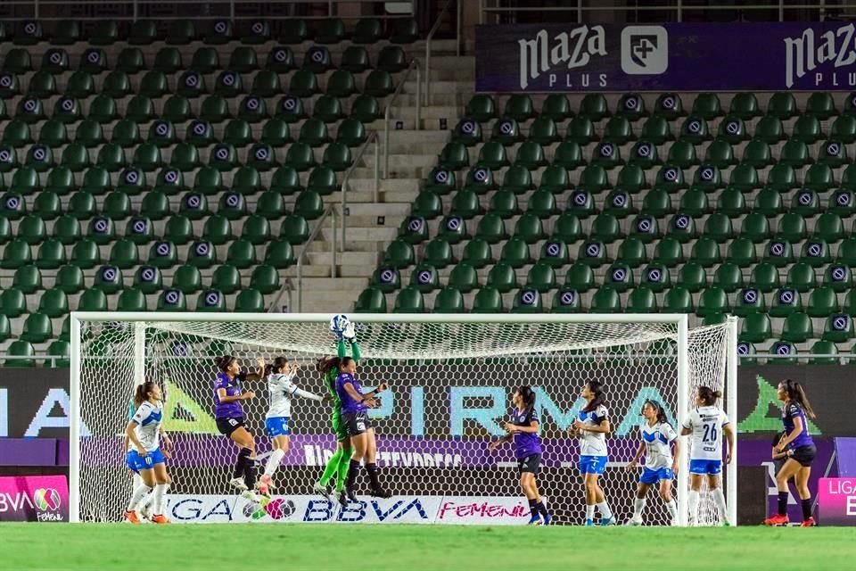 En el segundo tiempo, las albiazules tuvieron el manejo del balón.