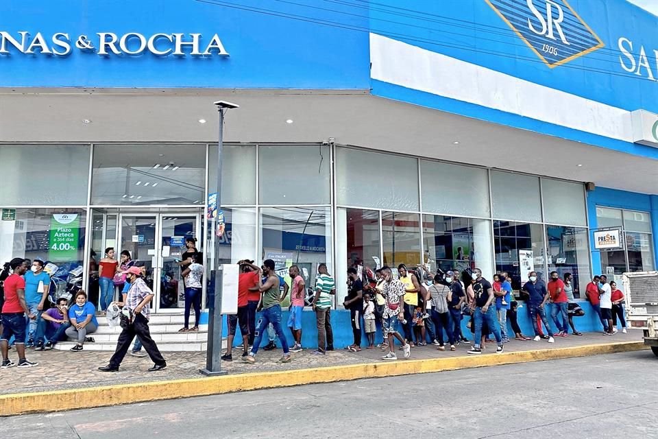 Los extranjeros deambulan por Tapachula, la mayoría sin cubrebocas y sin sana distancia, esperando que se resuelva su petición de asilo.