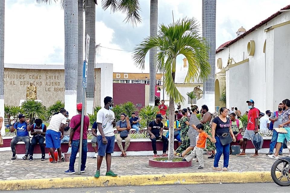 Los extranjeros deambulan por Tapachula, la mayoría sin cubrebocas y sin sana distancia, esperando que se resuelva su petición de asilo.