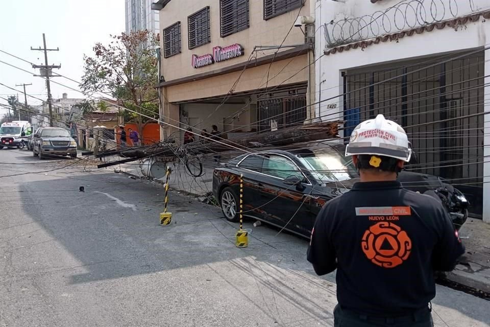 Un conductor choca contra un poste en Washington y Vallarta, en el Centro de Monterrey, derribando la estructura y el cableado del área.