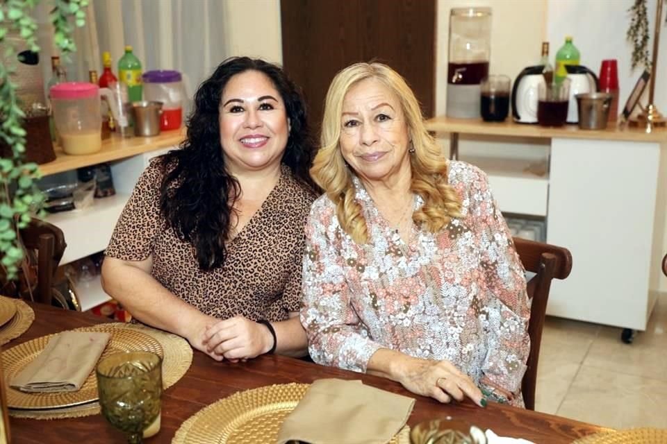 Narda Torres y Angélica Inés Rodríguez (mamá de la festejada)