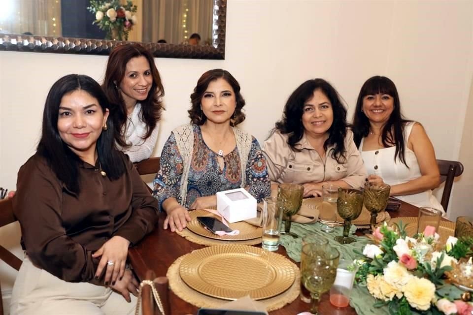 Alicia Villanueva, Karla Zambrano, Belén Carranza, Lucy González y Rocío Chapa