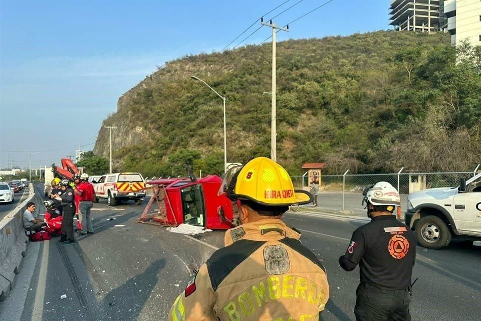 El accidente fue reportado alrededor de las 17:00 horas en la mencionada avenida, a la altura de la calle Monte Palatino, frente a la Colonia Fuentes del Valle.