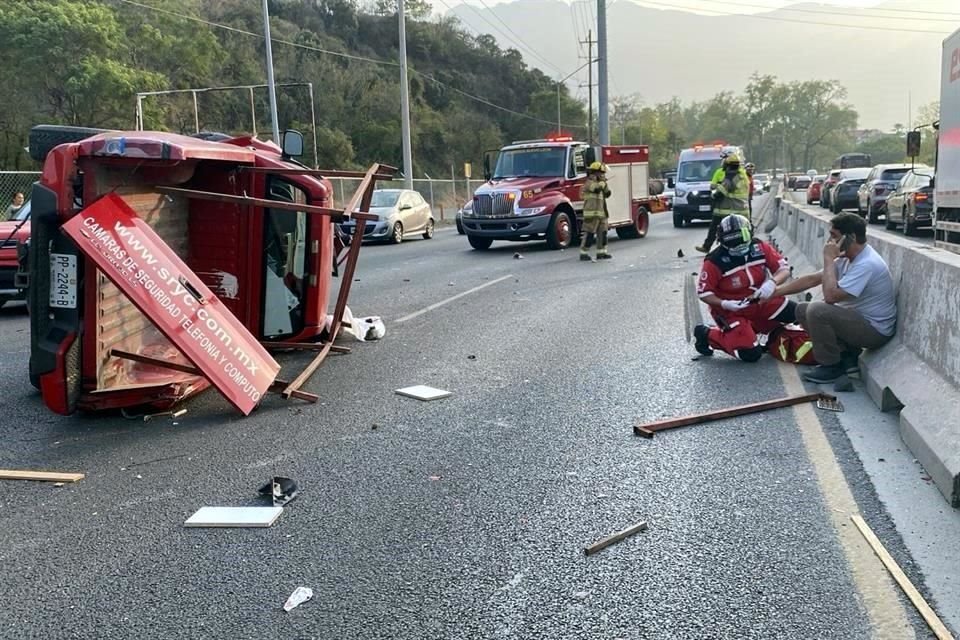 Aparentemente el conductor perdió el control de la camioneta al salir de una curva y se impactó contra el muro de contención central, para terminar volcado en el carril central de Morones Prieto.