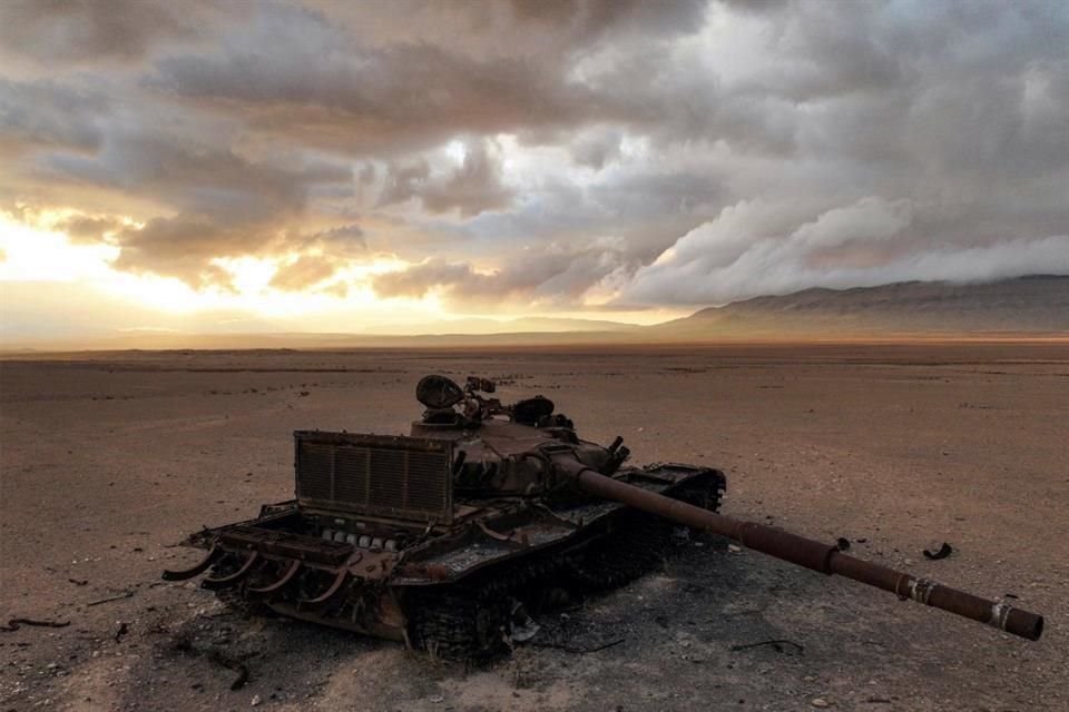 A poca distancia del lugar se encuentra un tanque de guerra abandonado, utilizado durante los conflictos armados.