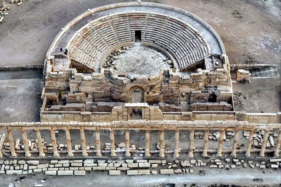 Un anfiteatro romano es parte de las ruinas.