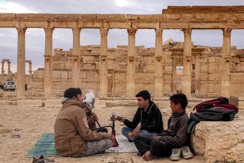 Jóvenes comparten sisha en el lugar.