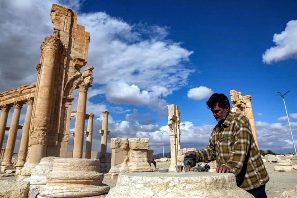 Un hombre se sirve te al pie de las columnas.