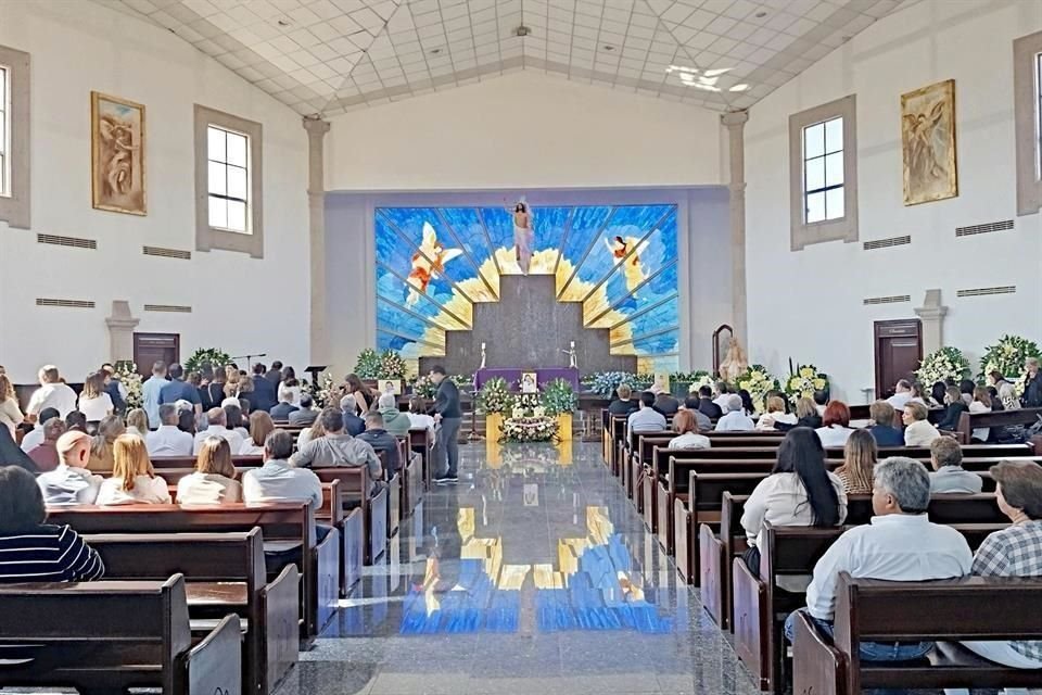 Familiares y amigos de la familia se reunieron en la Capilla Renacimiento, en Saltillo, para despedir a las niñas fallecidas el domingo.