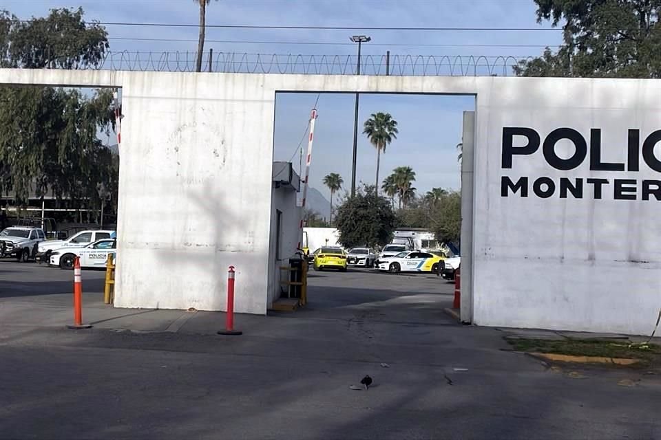 El hombre, de 51 años, quedó sin vida en la unidad, que acababa de entrar al estacionamiento de la corporación.