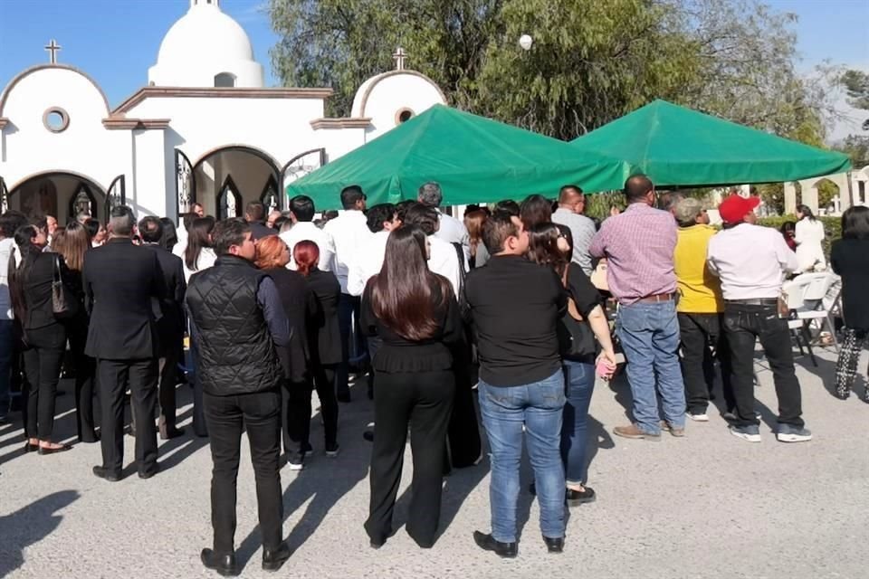 Mientras que los cuerpos de las niñas eran sepultados, sus familiares liberaron globos blancos y rosas.