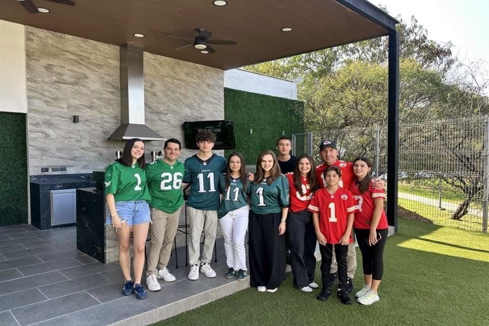 Regina Garza, Alejandro Garza, Alex Garza, Marian Garza, Marcela Montalvo de Garza, Luis Andrés Chávez, Anita Montalvo de Chávez, Luis Francisco Chávez, Emilio Chávez y Ana Fernanda Chávez