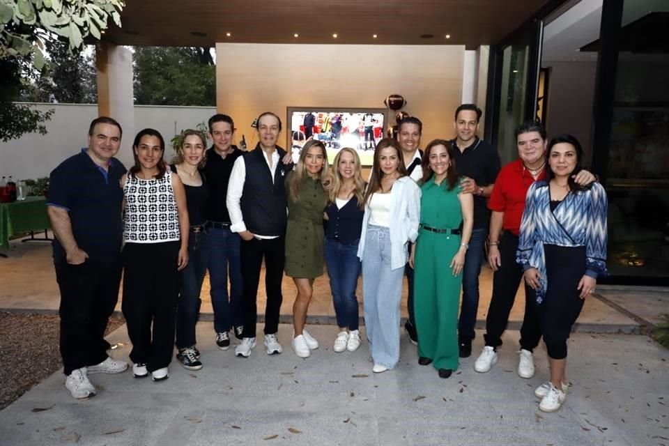 Pepo García, Janette Elizondo, Fabiola González, Hernán Lozano, Gerardo Canrtú, Martha María García, Daniela Hernández, Márgara Duéñez, Eduardo León, Melissa Garza, Regino Villarreal, Eduardo Cavazos 