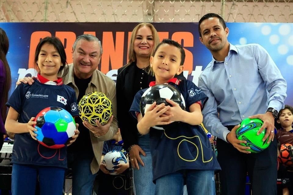 Héctor García (izq.), Alcalde de Guadalupe, y Severo Meza, director de deportes del Municipio, apadrinaron el evento.