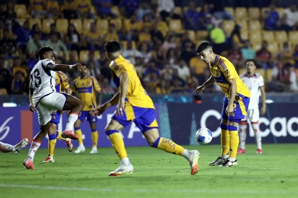 Tigres de inmediato se fue en busca de los goles.