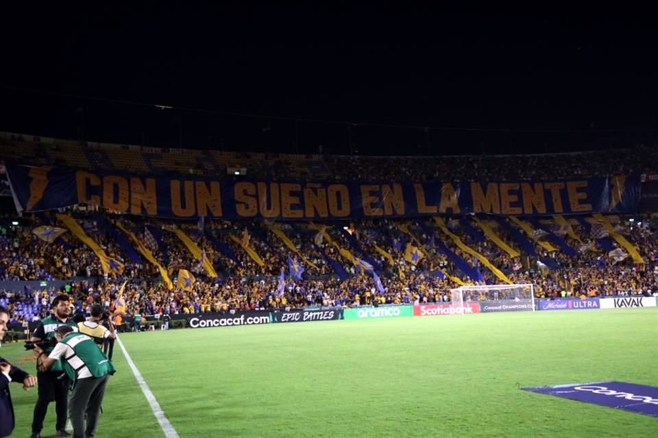 La afición de Tigres haciendo lo suyo.