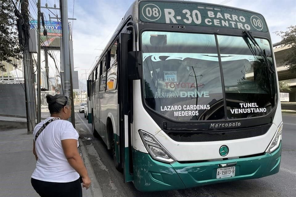 Choferes de rutas urbanas cobran en efectivo nueva tarifa de 15 pesos, sin contar con los validadores como obliga un acuerdo oficial.