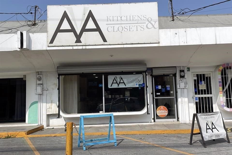 UN empleado de la tienda AA Kitchens comentó que tienen el letrero de 'Punto Naranja', sin la capacitación requerida. 