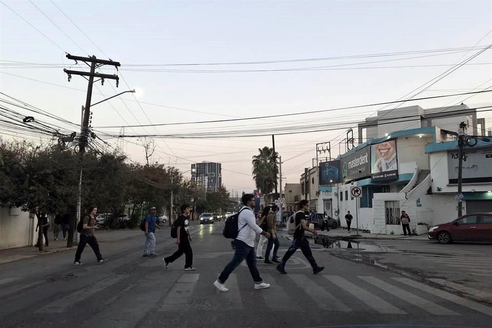 A cualquier hora del dia cruzan estudiantes y vecinos entre el trafico  la avenida Moisés Sáenz, en Mitras Centro, siendo esta arteria peligrosa por el alto flujo vehicular