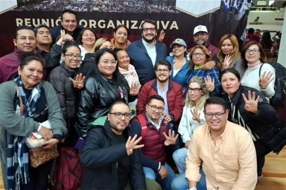 Graciela Olmedo, aparece en fotografías en redes sociales con su equipo y el secretario de Organización de Morena, Andrés Manuel López Beltrán.