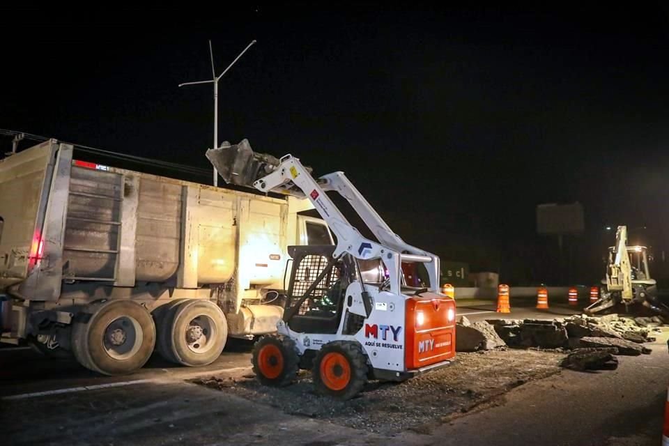 El Municipio de Monterrey realiza el trabajo para reparar alrededor de 400 metros cuadrados de carpeta asfáltica en la Carretera Nacional.