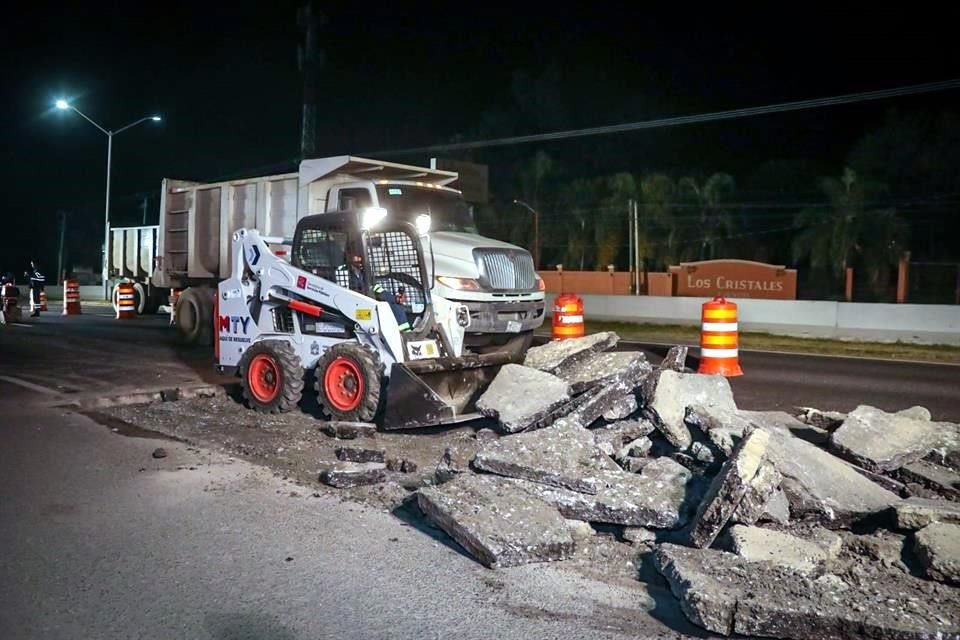 El Municipio de Monterrey realiza el trabajo para reparar alrededor de 400 metros cuadrados de carpeta asfáltica en la Carretera Nacional.