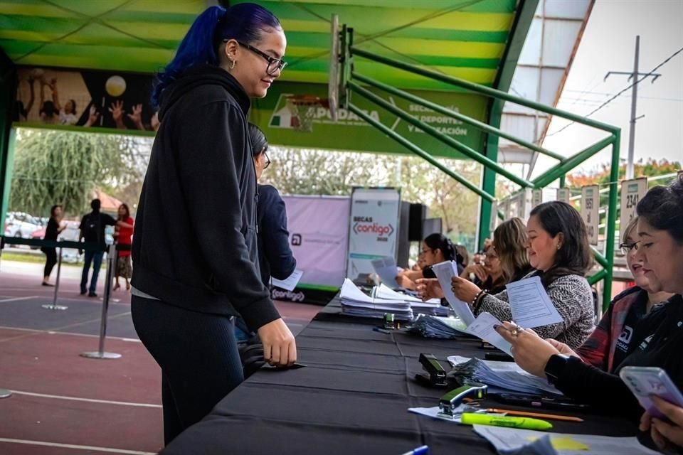 Los apoyos a estudiantes fueron entregados durante el lunes 10 y martes 11 de febrero en el Gimnasio Municipal Centro 'Centenario del Ejército Mexicano'.