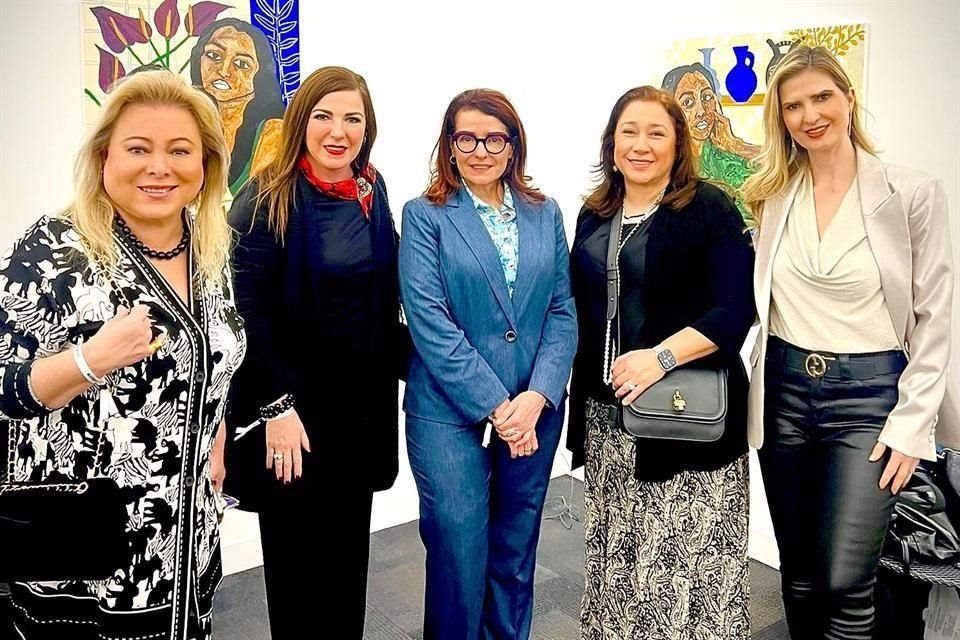 Marina Benavides de Castilla, Marlene Dávila de Rodríguez, Taiyana Pimentel, Lucy Taha de Fernández y Karina Mata